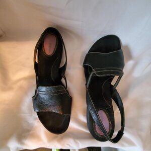 Black leather sandal , Hush Puppies Metis , size 9